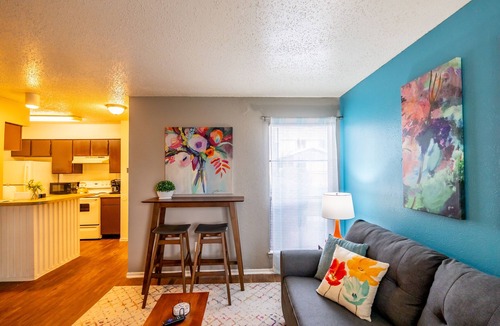 Ederville Apartment | Entire Place✶King Bed✶Washer Dryer✶WiFi✶4K TV✶2 Cars #509