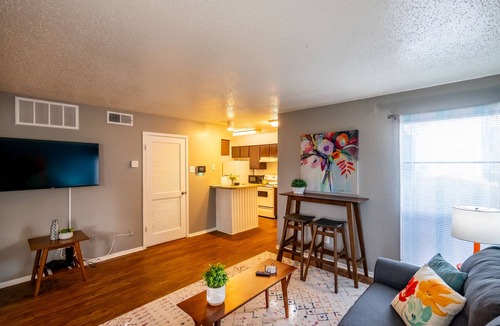 Ederville Apartment | Entire Place✶King Bed✶Washer Dryer✶WiFi✶4K TV✶2 Cars #509