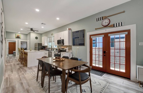 Montrose House | Entire Pool House in Montrose 4BR, 3BR, 4PK, 8-12 PPL