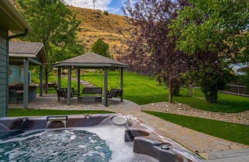 Baker City House | Entire Wunder Mine Estate Sleeps 20 Hot Tub Outdoor Kitchen Firepit