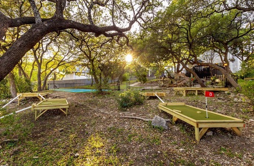 Crownridge of Texas House | Epic Family Escape: Custom 9-Hole Putt Putt, Pickleball, Pool, Near Six Flags