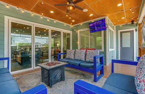 Midtown House | Epic Home-Hot Tub-Near DWTN -Games-Sleeps 16-Discounted Fall and Winter Rates!