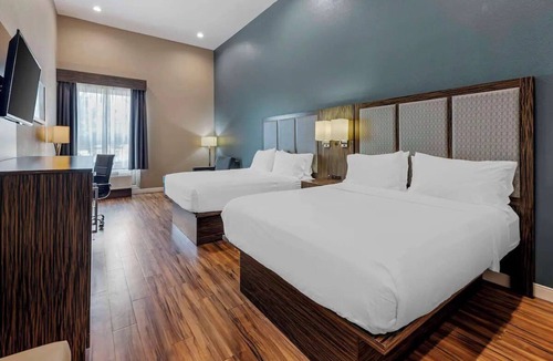Pflugerville Hotel | Escape to a Tranquil Room Near Lake Pflugerville - 3.5 miles | Free Breakfast