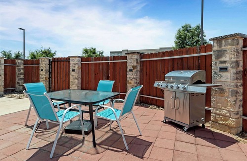 Pflugerville Hotel | Escape to a Tranquil Room Near Lake Pflugerville - 3.5 miles | Free Breakfast