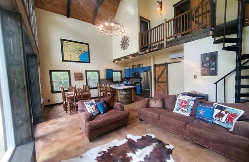 Waller Cabin | Escape to Elegance: Waterfront Cabin in a Texas Forest – Ideal Glamping Getaway