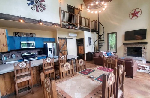 Waller Cabin | Escape to Elegance: Waterfront Cabin in a Texas Forest – Ideal Glamping Getaway