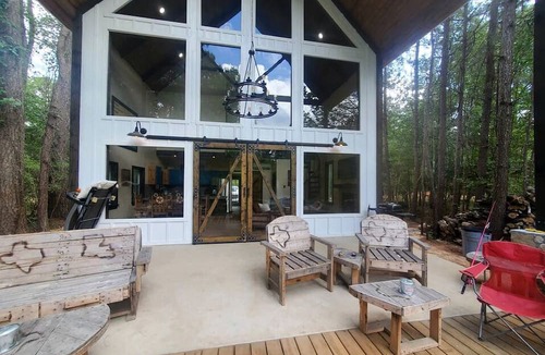 Waller Cabin | Escape to Elegance: Waterfront Cabin in a Texas Forest – Ideal Glamping Getaway