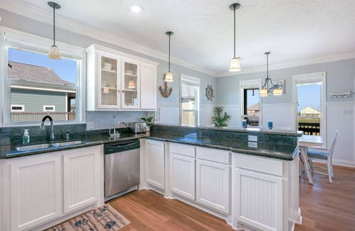 Crystal Beach House | EVERLEIGH AFTER - Beautiful home in a quiet area that sleeps 10!