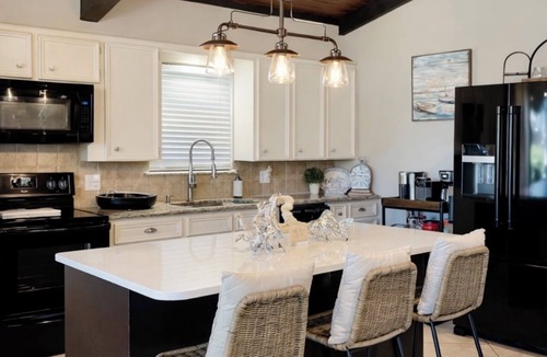 Enchanted Oaks House | Exceptional 4/2 Waterfront Retreat! Ski, R&R, Family Getaway &Ladies Trip