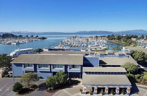 Berkeley Hotel | Exciting Experience in Berkeley Marina! 2 Classy Units, Pets Allowed, Balcony!