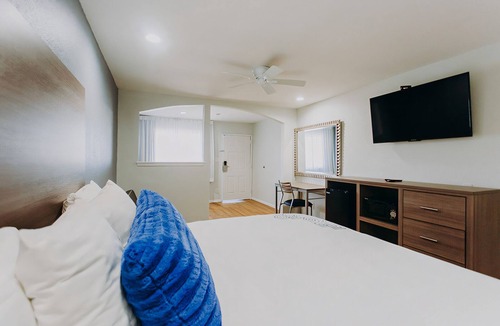 Clear Lake Shores Hotel | Executive King Room | Kemah Boardwalk Access | 10 Min to NASA Space Center