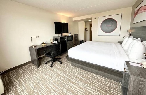Southwest Area House | Executive suite w/private bath