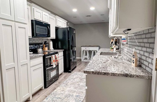 Gainesville House | Experience farmhouse charm in this spacious 4-bedroom ranch retreat in Gainesville. Just minutes from downtown, the Frank Buck Zoo, and local parks, this cozy getaway sleeps up to 10 guests. Enjoy a bright open layout, comfortable country-style livin