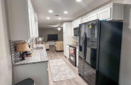 Gainesville House | Experience farmhouse charm in this spacious 4-bedroom ranch retreat in Gainesville. Just minutes from downtown, the Frank Buck Zoo, and local parks, this cozy getaway sleeps up to 10 guests. Enjoy a bright open layout, comfortable country-style livin