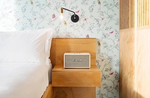 East Cesar Chavez Hotel | Experience Soothing Moments & Luxury! Dog-friendly, City View, Near Kealing Park