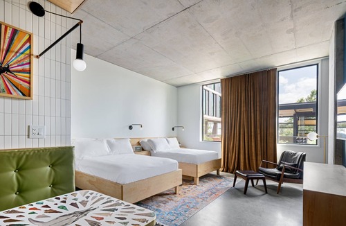 East Cesar Chavez Hotel | Experience Soothing Moments & Luxury! 2 Comfortable Units, City View