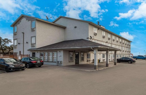 San Antonio Cabin | Express Inn & Suites San Antonio near SeaWorld - Medical Center