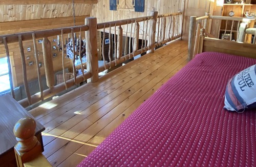 Bartlett Cabin | Exquisite beach front log home on Saco River