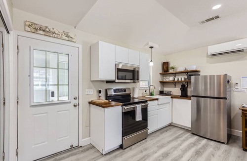 Georgetown House | Fabulous Chic Studio on Main St. Walk to Downtown!