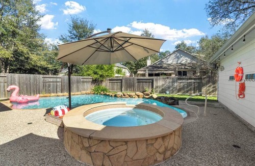 College Park House | Fabulous Woodlands Home w/pool