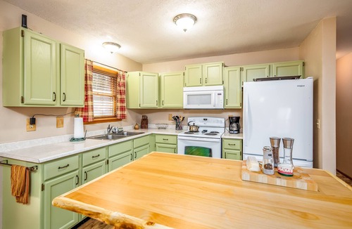Cimarron Cabin | Fall Colors in Arrowhead! Beautiful Cabin! Deck with Fire Pit & Views!