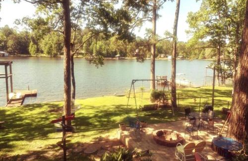 Hillister House | Familia Ball Lakehouse on Private Lake sleeps 8
