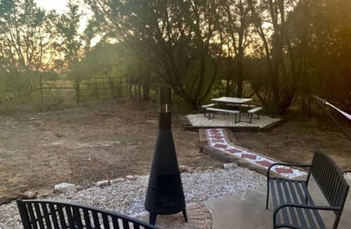 Paluxy Cabin | Family Cabin Getaway with an Outdoor Fireplace near Lake Granbury in Texas