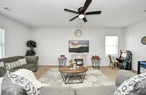 Katy House | Family-Friendly 4 Bed & 2 Bath Oasis with Fully Equipped Kitchen & Relaxing Vibes