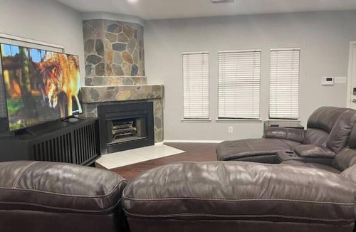 Far North Central House | Family-Friendly 6-Bed Escape with 4 King Beds, TVs & Large Dining