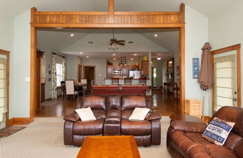 Enchanted Oaks House | Family-Friendly Lakefront Retreat on Cedar Creek Lake W/Hot Tub