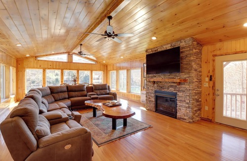 Wilburn Cottage | Family-friendly Riverfront Manor on the Little Red