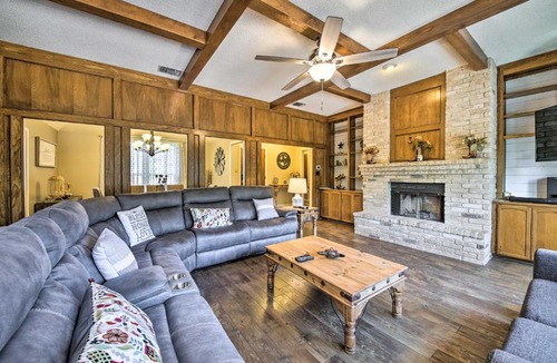 Encino Park House | Family-Friendly San Antonio Home w/Hot Tub & Deck