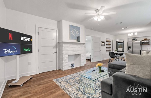 Cherrywood House | Family-Fun Ready! Pool Table, Cowboy Pool & BBQ Mins to Mueller Lake, UT Stadium