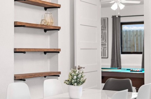 Cherrywood House | Family-Fun Ready! Pool Table, Cowboy Pool & BBQ Mins to Mueller Lake, UT Stadium