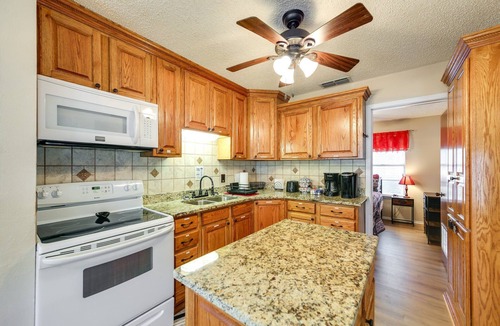 Chico House | Family Home on Lake Bridgeport: Pets Welcome!