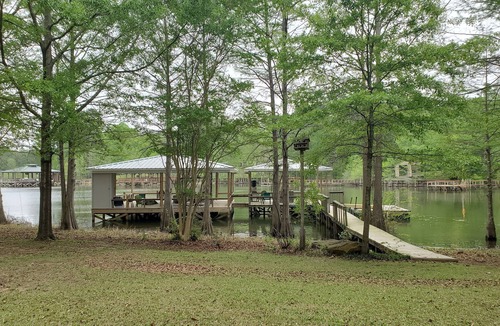 Hemphill House | Family Lake Getaway/Fisherman's Paradise with private boat ramp