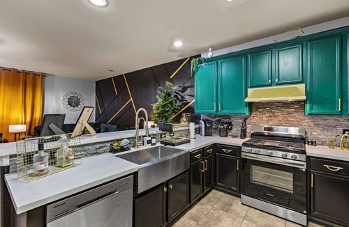 Northeast Houston House | Family Retreat with Outdoor Fun Experience, Speakeasy Room, Fire Pit, & More HTX