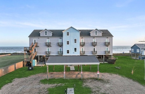 Port Bolivar Condo | Family Suite - Pool, Games, Beachfront Fun! 3rd fl