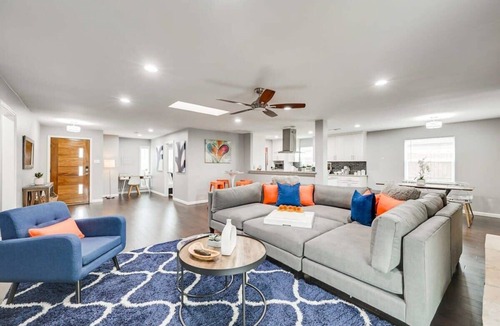 Northwest Dallas House | Fantastic Luxury 5BR Retreat with Hot Tub – Minutes from Downtown Dallas