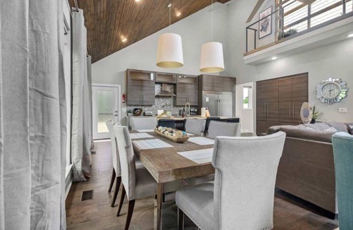 Fayetteville House | Fayetteview Rooftop Balcony Hot Tub 5 Min to DT