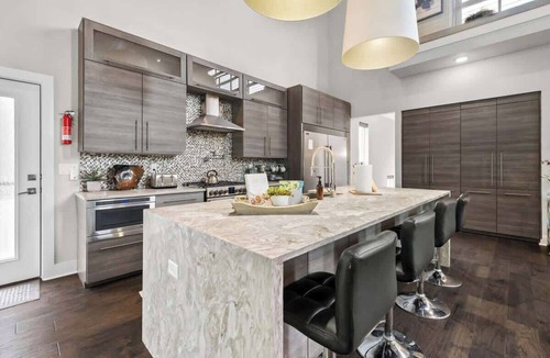 Fayetteville House | Fayetteview Rooftop Balcony Hot Tub 5 Min to DT