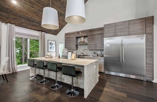 Fayetteville House | Fayetteview Rooftop Balcony Hot Tub 5 Min to DT