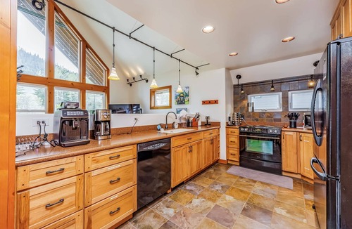 Hyak Ski Chalet | Feature: Skiing, Sledding, Snoqualmie Summit East