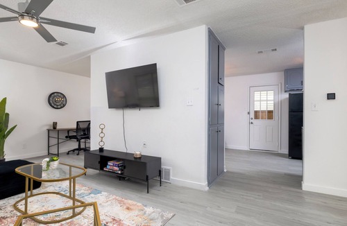 Euless House | Fenced Yard, Garage + Workspace - Pet-Friendly