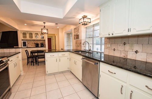 Whispering Oaks House | Fiesta Texas, Riverwalk, Pearl-5 Bdrm-4 Kings-Golf,Ping-Pong-4 TVs-Hi-Spd WIFI