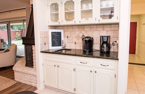 Whispering Oaks House | Fiesta Texas, Riverwalk, Pearl-5 Bdrm-4 Kings-Golf,Ping-Pong-4 TVs-Hi-Spd WIFI