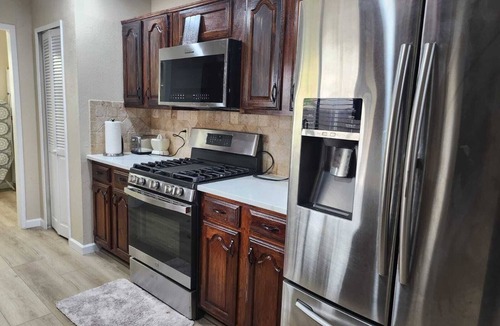The Colony House | FIFA Soccer-Charming 4-bedroom house Wi-Fi + All room Smart TV's +Deck/Patio