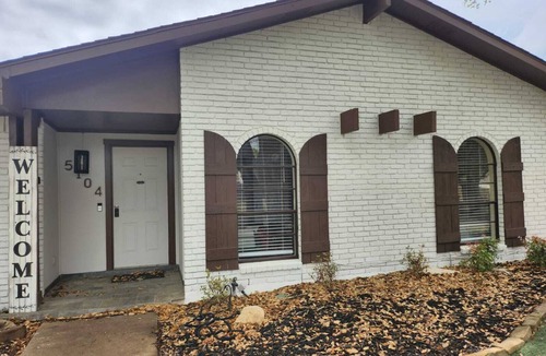 The Colony House | FIFA Soccer-Charming 4-bedroom house Wi-Fi + All room Smart TV's +Deck/Patio