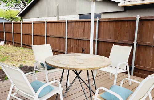 The Colony House | FIFA Soccer-Charming 4-bedroom house Wi-Fi + All room Smart TV's +Deck/Patio