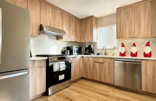 Mid Central House | Fire Support 3Bedroom Modern Luxury House in Central Pasadena